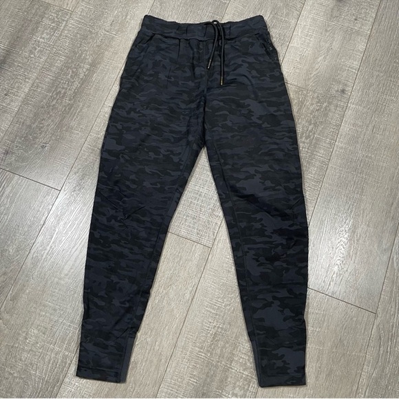 Alphalete Pants - Alphalete Women Joggers Camouflage Premium
V2 m High rise Size M